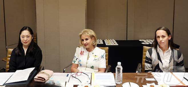 쉴라 신(Sheila Shin) 샌프란시스코 현대 미술관(SFMOMA) 최고 운영 책임자(왼쪽부터), 안나 마리 프레수티(Anna Marie Presutti) 샌프란시스코 관광청장, 클라라 해처 바루스(Clara Hatcher Baruth)  SFMOMA 외부협력담당총괄이 21일 서울 종로구 JW 동대문 메리어트 호텔에서 뉴스1과 인터뷰를 하고 있다. 2026.4.21 ⓒ 뉴스1 김진환 기자