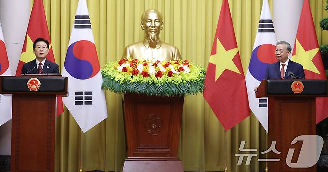 이재명 대통령이 22일(현지시간) 하노이 주석궁에서 열린 한-베트남 공동언론발표에서 발언을 하고 있다. 2026.4.22 ⓒ 뉴스1 이재명 기자