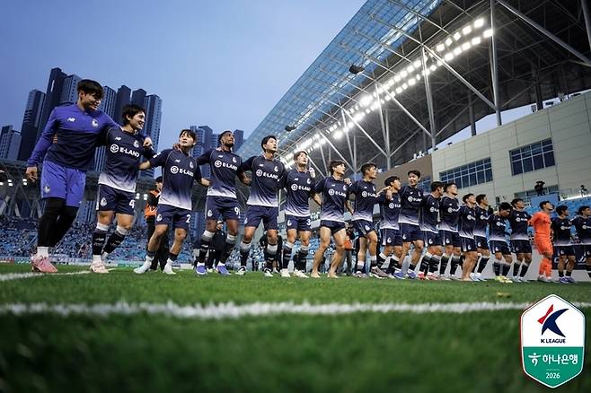 서울 이랜드 선수들이 대구전에서 승리한 뒤 단체 세리머니를 펼치고 있다. 사진 | 한국프로축구연맹