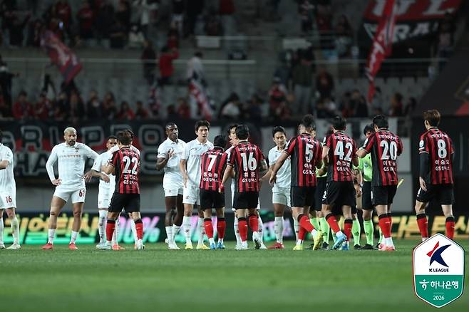 부천 선수들이 서울전에서 패한 뒤 인사하고 있다. 사진 | 한국프로축구연맹