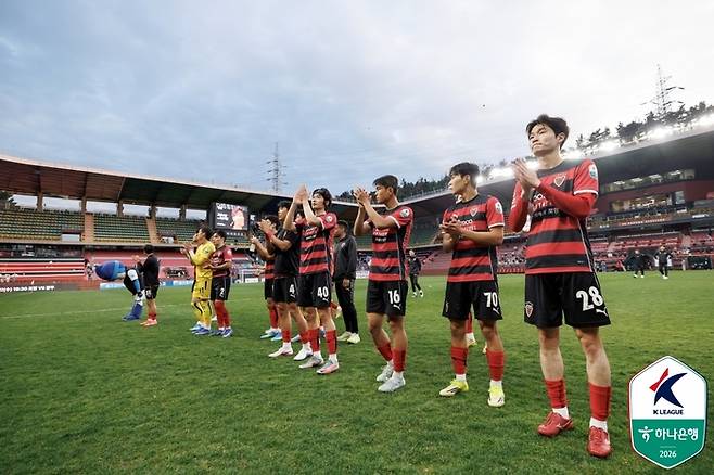 포항 선수단이 안양전에서 패한 뒤 팬께 인사하고 있다. 사진 | 한국프로축구연맹
