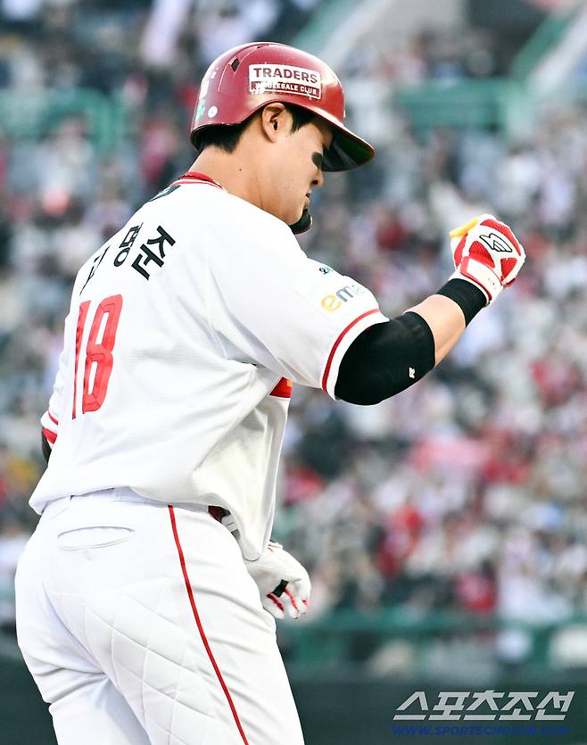 15일 인천SSG랜더스필드에서 열린 SSG와 두산의 경기. 1회말 2사 2,3루 SSG 고명준이 스리런포를 날린 뒤 환호하고 있다. 인천=박재만 기자 pjm@sportschosun.com/2026.04.15/