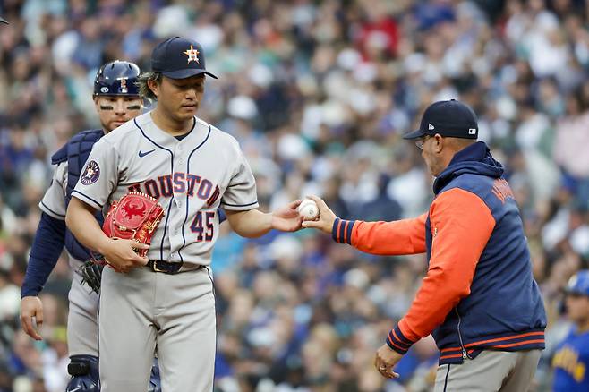 Apr 10, 2026; Seattle, Washington, USA; Houston Astros starting pitcher Tatsuya Imai (45) hands the ball over to manager Joe Espada (19) during a first inning pitching change against the Seattle Mariners at T-Mobile Park. Mandatory Credit: Joe Nicholson-Imagn Images







<저작권자(c) 연합뉴스, 무단 전재-재배포, AI 학습 및 활용 금지>