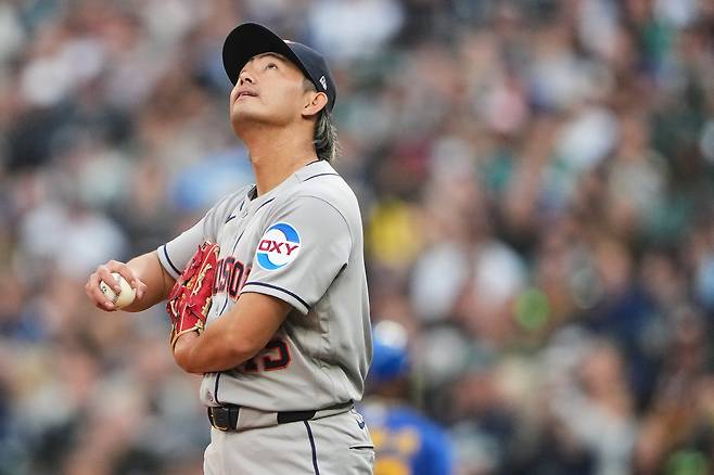 Houston Astros starting pitcher Tatsuya Imai reacts after allowing a single against Seattle Mariners' Julio Rodriguez during the first inning of a baseball game, Friday, April 10, 2026, in Seattle. (AP Photo/Lindsey Wasson)







<저작권자(c) 연합뉴스, 무단 전재-재배포, AI 학습 및 활용 금지>
