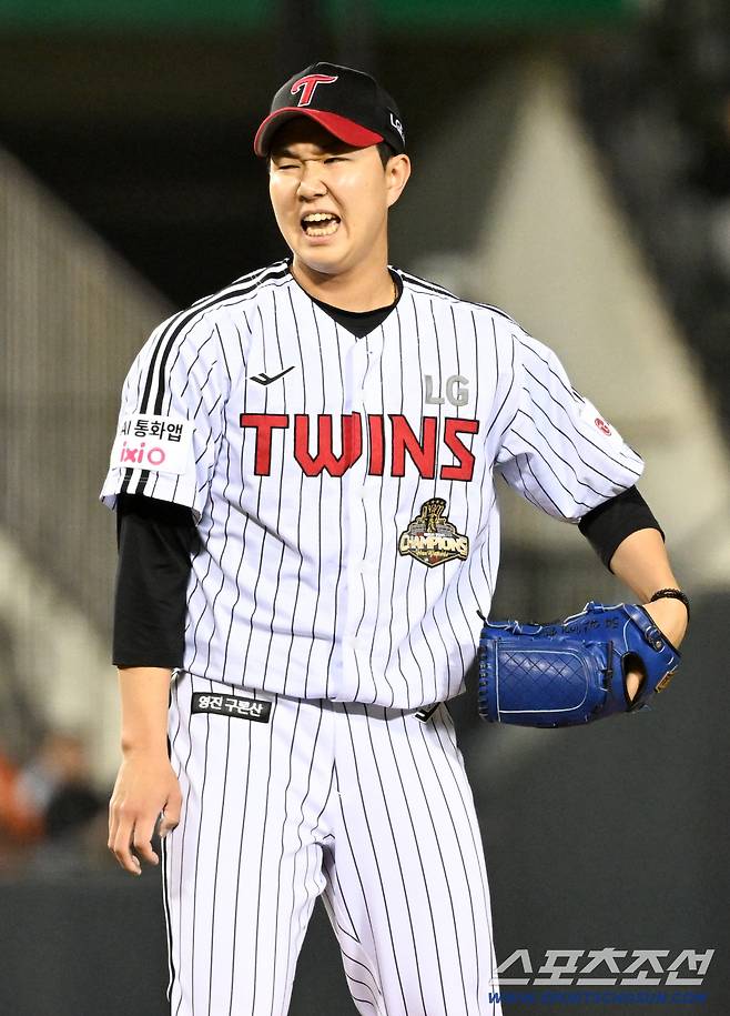 9회 2사 한화 문현빈과 승부에서 LG 마무리 유영찬은 포크볼을 던져 스윙을 유도했지만 결과는 노스윙이었다.