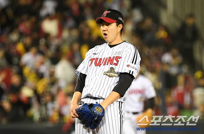 마지막 타자와 승부에서 스윙 여부 체크 후 아쉬웠던 유영찬.