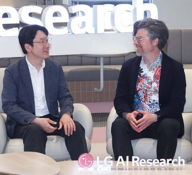 지난 21일 서울 마곡 LG AI연구원 본사에서 임우형 LG AI연구원 공동 연구원장(왼쪽)과 브라이언 카탄자로 엔비디아 응용연구 총괄 부사장이 협력 방향을 논의하고 있다. /LG AI연구원