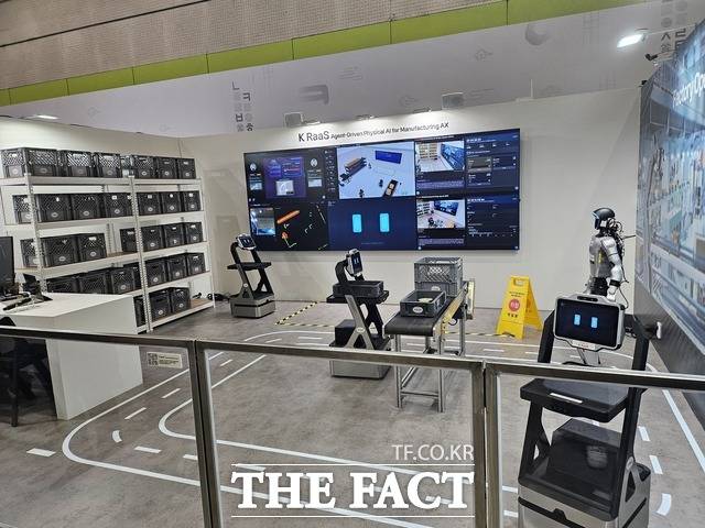 KT는 월드IT쇼에서 AI·클라우드 기술을 활용해 서로 다른 로봇 종류를 조종하는 '서비스형 로봇(RaaS)' 기술을 시연했다. /최문정 기자