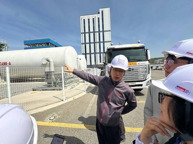 지난 21일 금호석유화학 관계자가 CCU 설비에 대해 설명하고 있다. / 기후에너지환경부