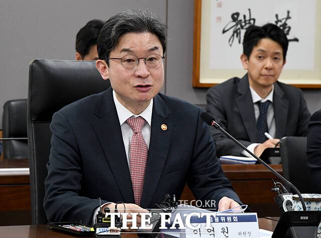 금융당국이 중복상장 규제 강화에 나서면서 정책 불확실성과 계절적 비수기까지 맞물려 SK에코플랜트·HD현대로보틱스·CJ올리브영 등 자회사 상장을 준비하던 주요 대기업들의 전략 수정이 불가피해졌다.이억원 금융위원장(왼쪽)이 17일 오후 서울 종로구 정부서울청사에서 열린 제3차 중동상황 피해업종 관련 산업·금융권 간담회에 참석해 모두발언을 하고 있다. /박상민 기자