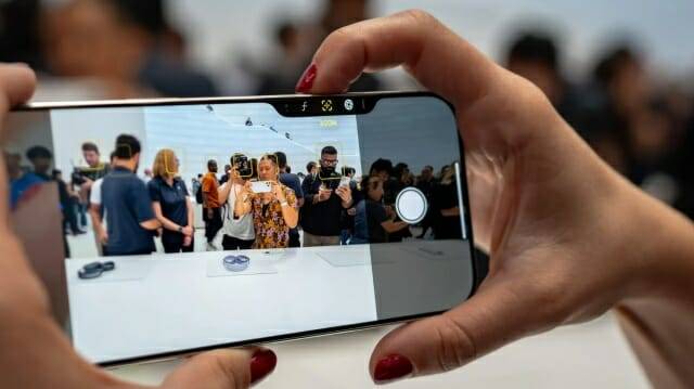 아이폰의 카메라 컨트롤 버튼으로 사진을 촬영하는 모습 (사진=미국 지디넷)