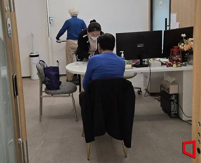 경기 의왕시 ‘백운호수 푸르지오 숲속의 아침’에서 입주민이 간호사와 건강 상담을 받고 있다. 뒤편에서는 다른 입주민이 인바디 등 체성분 검사를 하고 있다. 최서윤 기자