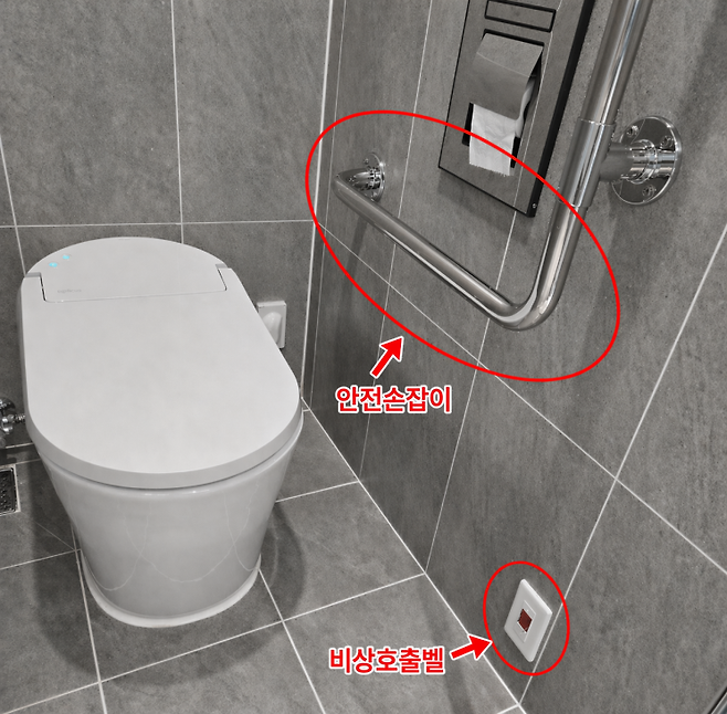 서울 송파구 ‘위례 심포니아’ 욕실 내부 모습. 변기 주변에 안전손잡이를 설치하고, 하단에는 낙상 등 응급 상황에 대비한 비상 호출벨을 배치했다. 최서윤 기자