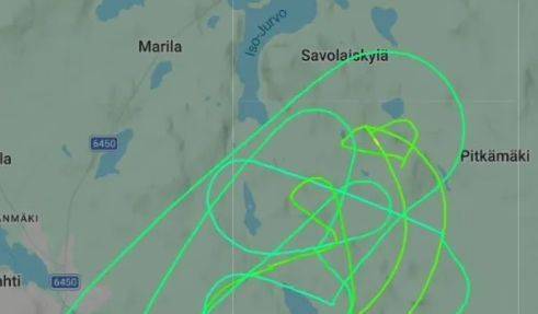 비행 추적 서비스 플라이트레이더24에는 최소 4대의 항공기가 남성 성기와 더불어 하트 모양으로 보이는 경로가 선명하게 그려졌다. 플라이트레이더24
