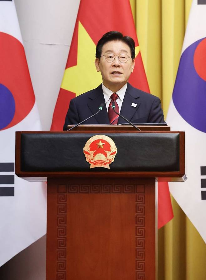 이재명 대통령이 22일(현지시간) 베트남 하노이 주석궁에서 열린 또 럼 서기장 겸 국가주석과의 공동언론발표에서 발언하고 있다. 연합뉴스
