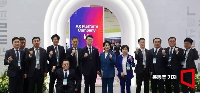 '2026 월드IT쇼'가 22일 서울 강남구 코엑스에서 열렸다. 행사를 찾은 류제명 과기정통부 차관과 최민희 국회 과방위원장 등 주요 내빈들이 KT  부스 앞에서 기념촬영을 하고 있다. 윤동주 기자.