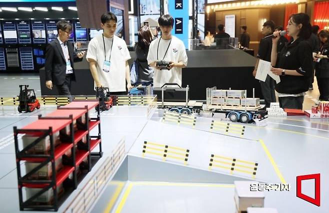 올해로 18회를 맞이한 월드IT쇼는 정보통신기술 기업의 기술-서비스를 홍보하고 최신 기술 동향을 공유하는 전시회로 17개국 460여 개 기업과 기관이 참여했다. 윤동주 기자.