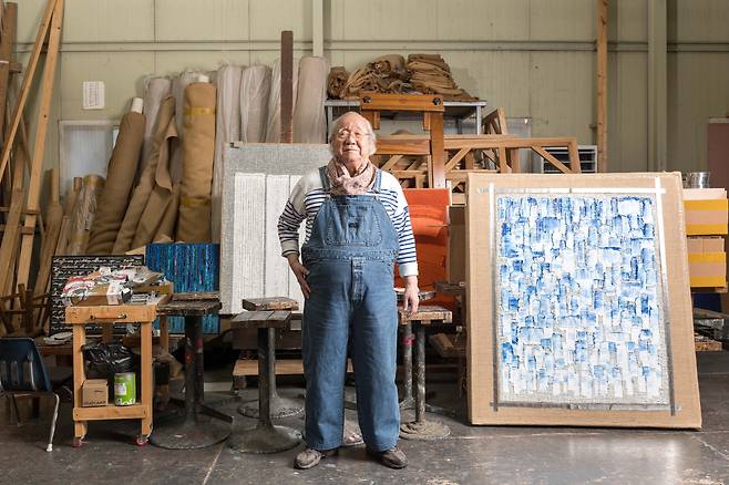 단색화 거장 하종현이 일산 스튜디오에서 작업 중 촬영한 모습. /국제갤러리·티나킴갤러리