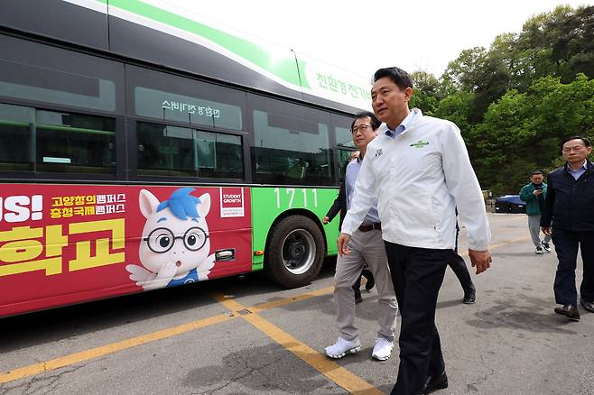 오세훈 서울시장이 21일 서울 성북구 정릉공영차고지 복합개발사업 현장을 방문해 주변을 둘러보고 있다./뉴시스