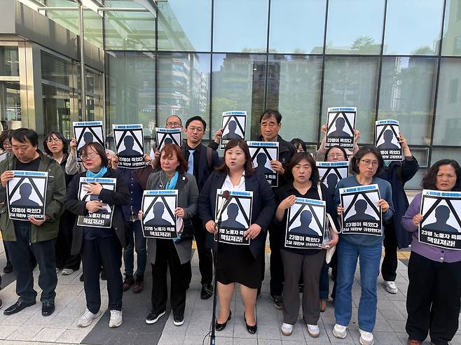 공장 화재로 23명의 사망자가 발생한 화성 리튬전지 제조업체 아리셀 박순관 대표의 항소심 선고 이후인 22일 아리셀 참사 유족들이 경기 수원고등법원 앞에서 입장을 밝히고 있다./김수언기자