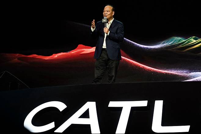 쩡위췬 CATL 최고경영자가 지난 21일 밤 베이징에서 열린 슈퍼 테크데이에서 비전을 발표하고 있다. /AFP연합뉴스