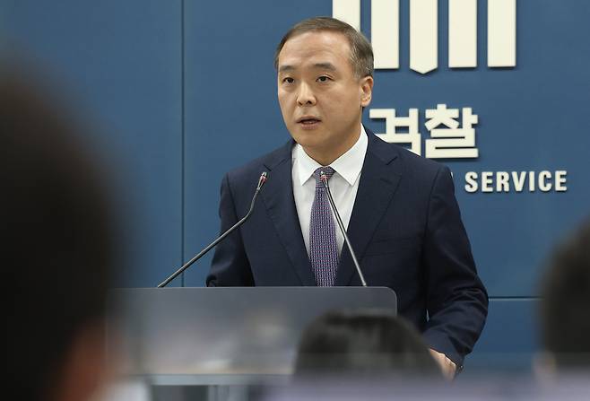 안동건 서울중앙지검 제1차장검사가 22일 서초구 서울고등검찰청 브리핑룸에서 감사원 고위공무원 뇌물수수 사건 처분 관련 브리핑을 하고 있다. /뉴스1