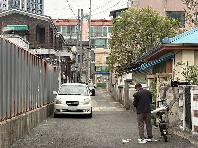 22일 오전 도마·변동13구역 일대에서 한 주민이 골목을 지나가고 있다. 최다인 기자
