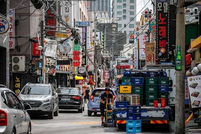 서울 시내 먹자골목에 위치한 식당에서 관계자들이 영업준비를 하고 있다.ⓒ뉴시스
