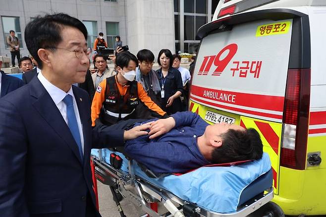 전북도지사 경선 관련 당의 재감찰 등을 요구하며 12일째 단식농성을 이어오던 안호영 더불어민주당 의원이 22일 서울 여의도 국회 천막농성장에서 병원으로 이송되고 있다. ⓒ뉴시스