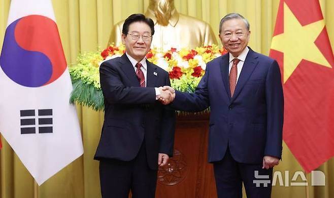 이재명 대통령과 또 럼 베트남 당 서기장 겸 국가주석이 22일(현지 시간) 하노이 주석궁에서 기념촬영을 하고 있다. ⓒ뉴시스