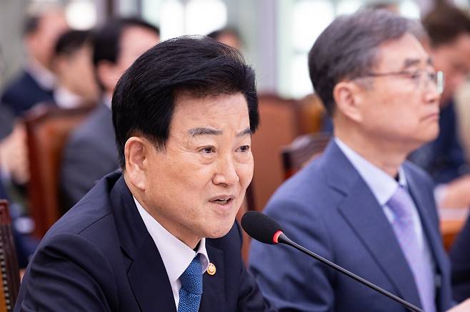 정동영 통일부 장관이 15일 서울 여의도 국회에서 열린 제434회 국회(임시회) 외교통일위원회 제1차 전체회의에서 의원들의 현안 질의에 답하고 있다. 뉴스1