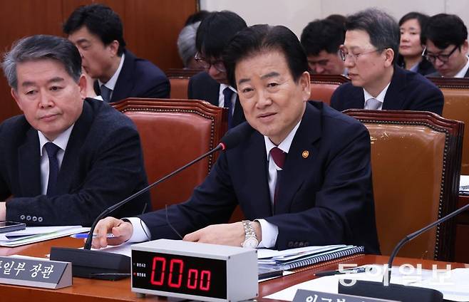 정동영 통일부 장관이 지난달 6일 국회 외교통일위원회 전체회의에 출석해 발언하고 있다. 정 장관은 이날 “북한의 우라늄 농축시설이 영변과 구성, 강선에 있다”고 했다. 이훈구 기자 ufo@donga.com