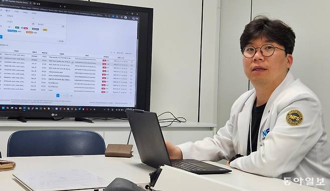 박남인 국립과학수사연구원 디지털과 공업연구관이 국과수가 개발한 ‘AI 딥페이크 분석 모델’을 활용해 AI 생성 영상 여부를 판별하고 있다. 
원주=김현지 기자 
nuk@donga.com