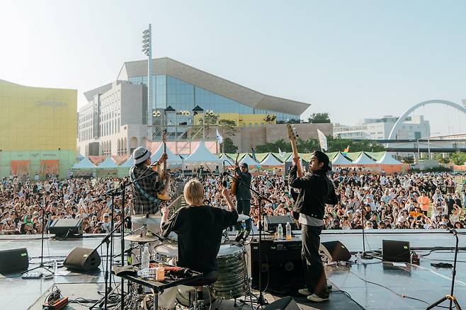 지난해 인천 중구 파라다이스시티에서 열린 ‘아시안 팝 페스티벌’에서 공연 중인 일본 록 밴드 ‘요기 뉴 웨이브스’. 파라다이스문화재단 제공