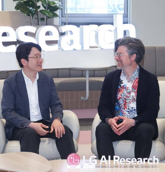 임우형(왼쪽) LG AI연구원 공동 연구원장과 브라이언 카탄자로(오른쪽) 엔비디아 응용연구 총괄 부사장이 21일 서울 마곡 LG AI연구원 본사에서 만나 기술 협력을 논의하고 있다. LG 제공