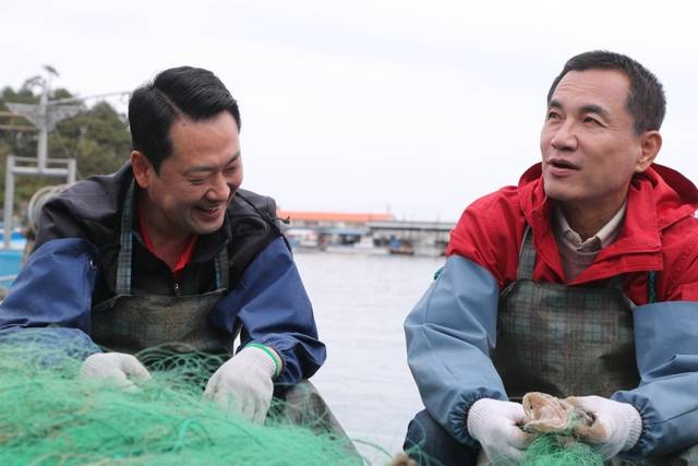 장동혁 국민의힘 대표가 22일 강원 양양군 현남면 남애항을 찾은 김진태 강원지사 후보의 농담에 웃음 짓고 있다. [연합뉴스]
