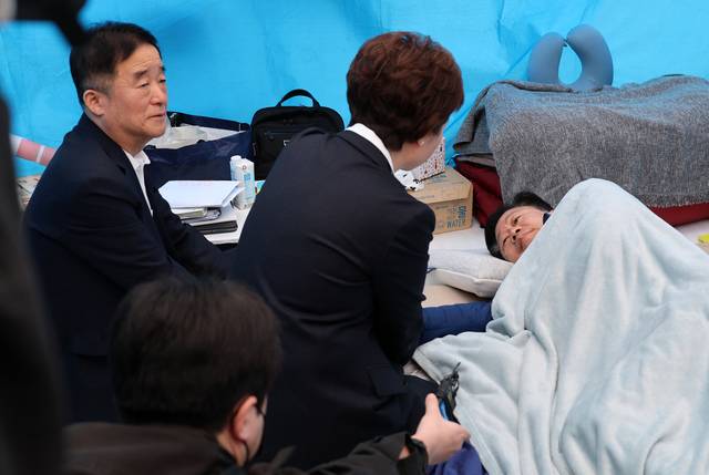 강득구·이언주 더불어민주당 최고위원이 22일 국회 본청 앞에서 단식 12일 차를 맞은 안호영 의원의 천막 농성장을 찾아 대화하고 있다. [연합뉴스]