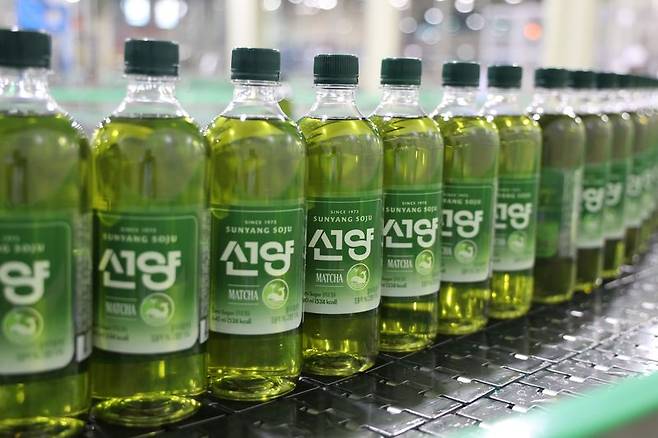 충청권 대표 주류기업 ㈜선양소주가 국내 최초로 출시한 '선양 말차' 소주.