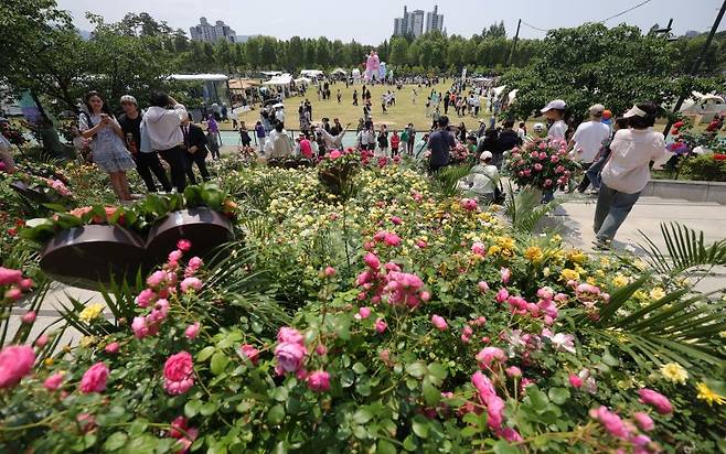지난해 5월 25일 서울 동작구 보라매공원에서 열린 '2025 서울국제정원박람회'를 찾은 시민들이 정원을 둘러보고 있다. 뉴시스