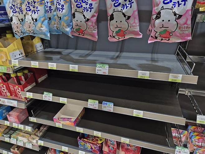 22일 오전 서울의 한 CU 매장의 젤리 매대가 비어 있다. 사진=김현지 기자