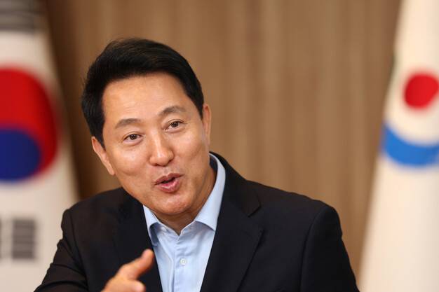 21일 오후 오세훈 서울시장이 서울시청 시장 집무실에서 <한겨레>와 인터뷰를 하고 있다. 류우종 선임기자 wjryu@hani.co.kr