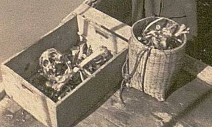 1950년 우키시마호 인양 당시 수습된 유골들을 현장 관계자로 추정되는 인물이 지켜보고 있다. 후세 유진 제공