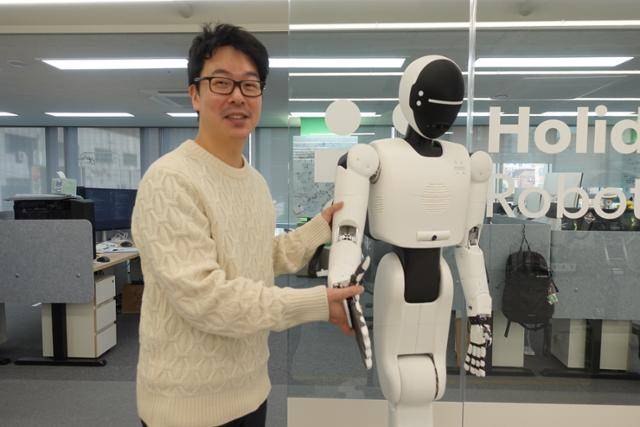 송기영 홀리데이로보틱스 대표가 서울 역삼동 사무실에서 개발 중인 '프라이데이'로봇에 대해 설명하고 있다. 홀리데이로보틱스 제공