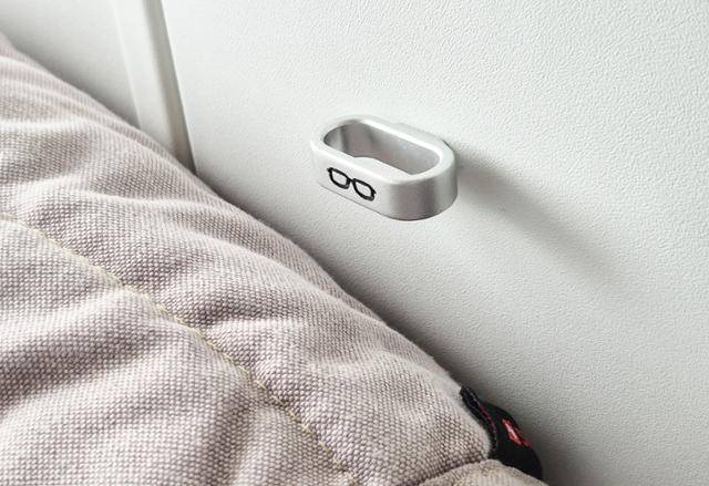 스위스 센스 비즈니스 좌석에 설치된 안경 걸이.