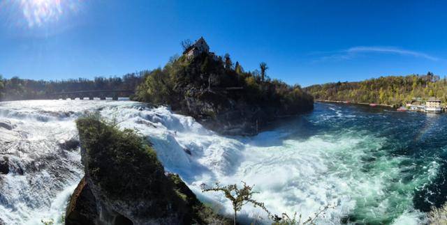 스위스 샤프하우젠주 라인폭포와 라우펜 성(가운데 위), 뵈르트 성(맨 오른쪽).