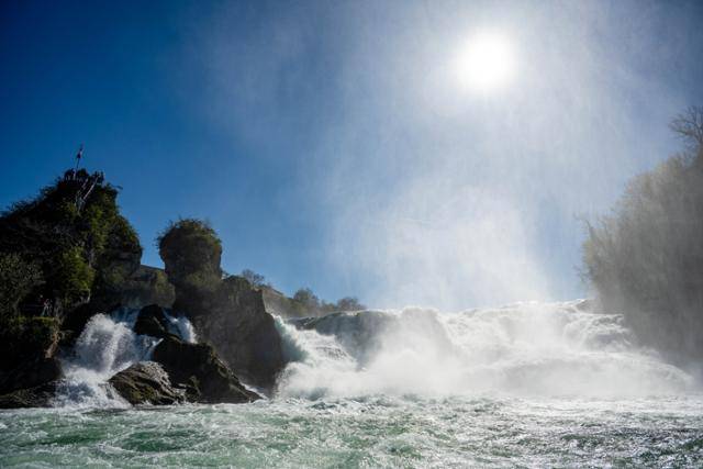 라인폭포를 찾은 관광객들이 폭포 가운데 바위에 올라 경치를 감상하고 있다.