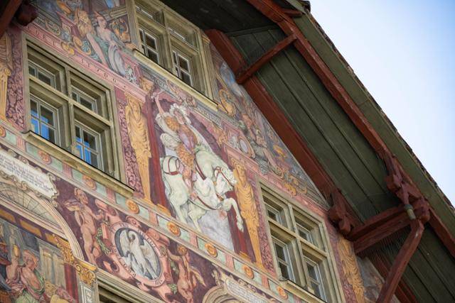 샤프하우젠주 샤프하우젠 기사의 집 외벽에 화려한 벽화가 그려져 있다.