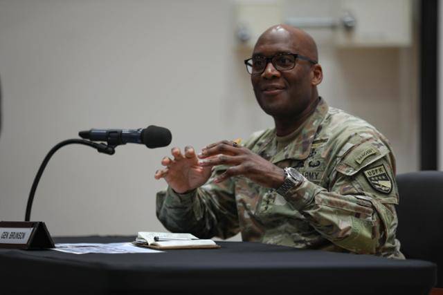 제이비어 브런슨 주한미군사령관이 지난해 8월 경기 평택 험프리스 미군기지에서 기자간담회를 하고 있다. 주한미군사령부 제공