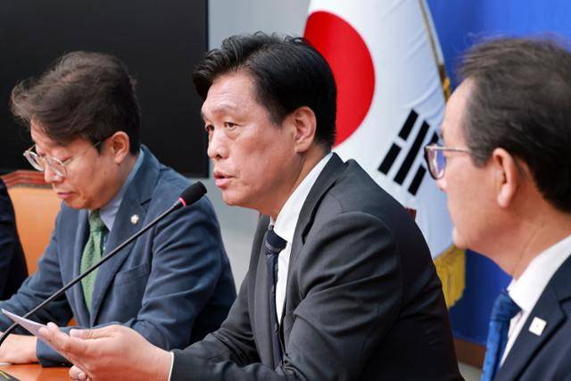 조승래 더불어민주당 사무총장이 12일 국회에서 기자 간담회를 열고 6·3 지방선거 공천 진행 상황 등을 설명하고 있다. 연합뉴스