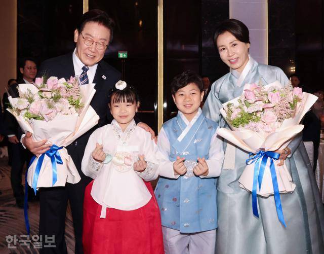 베트남을 국빈 방문 중인 이재명 대통령과 김혜경 여사가 22일 하노이의 한 호텔에서 열린 동포 오찬 간담회에서 화동에게 꽃다발을 전달받은 뒤 기념촬영을 하고 있다. 하노이=왕태석 선임기자
